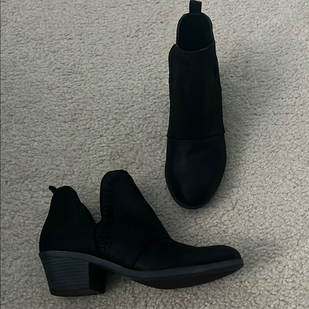 Black Wedge Shoes with Suede Finish and V-Cut Design